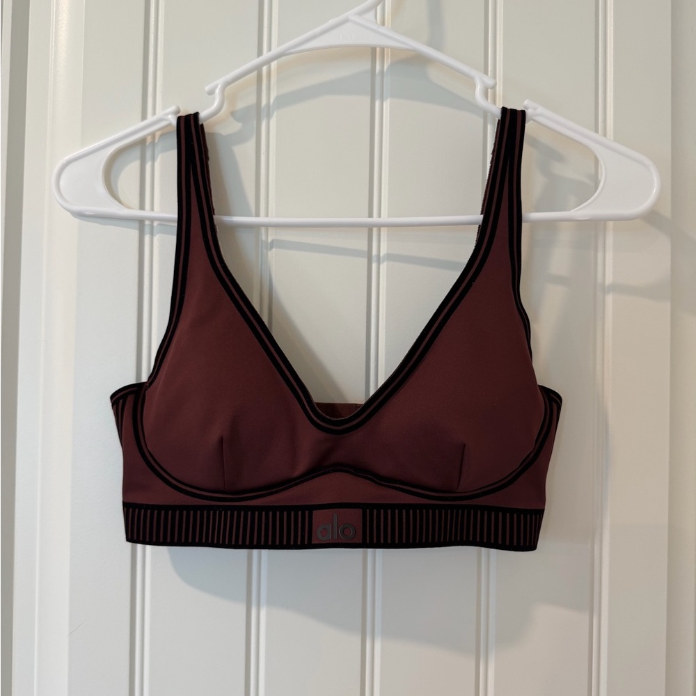 ALO Yoga Airlift Line Up Bra - Cherry Cola